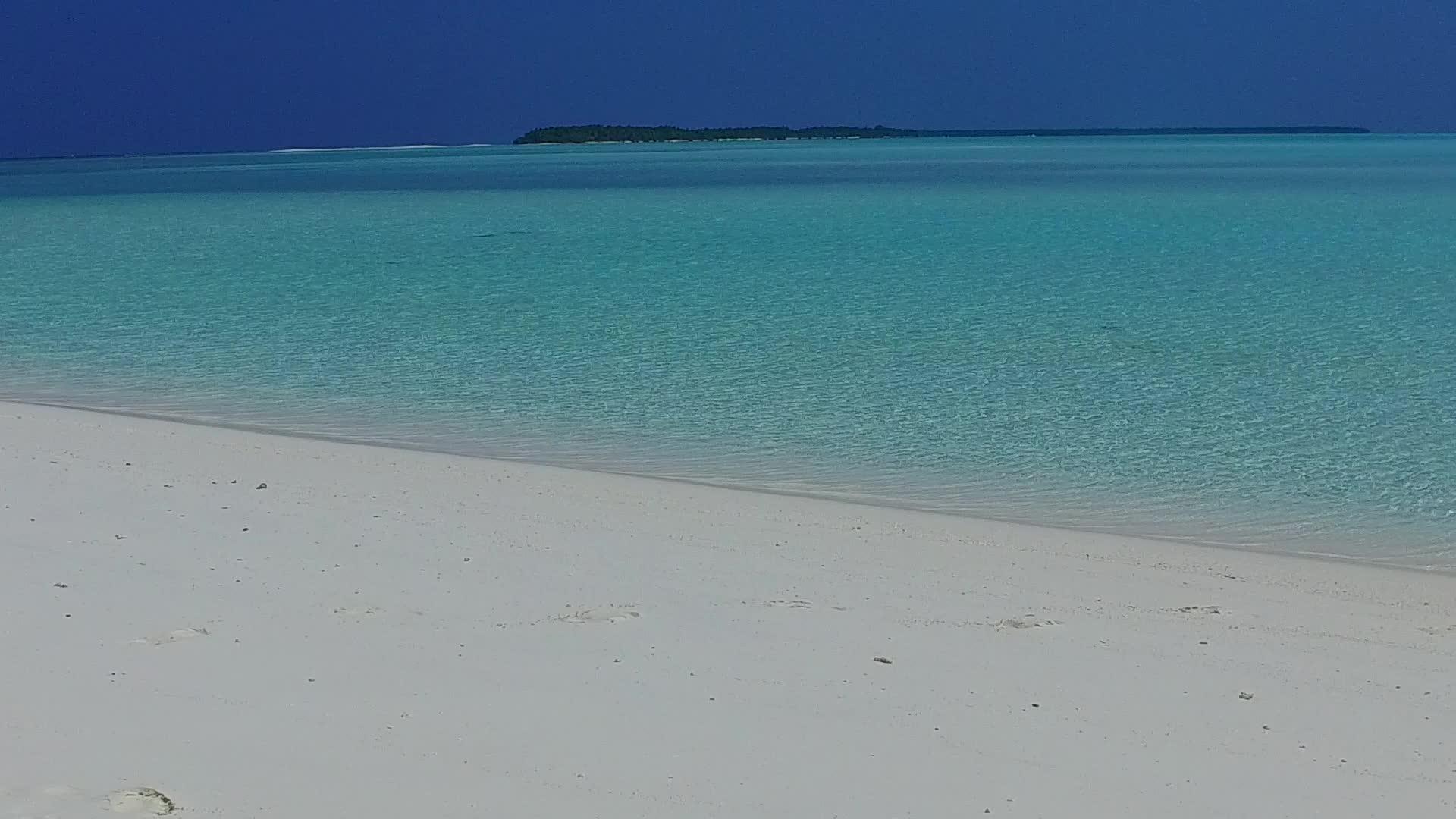 阳光明媚的海滨海滩冒险全景从太阳下的白色沙子背景视频的预览图