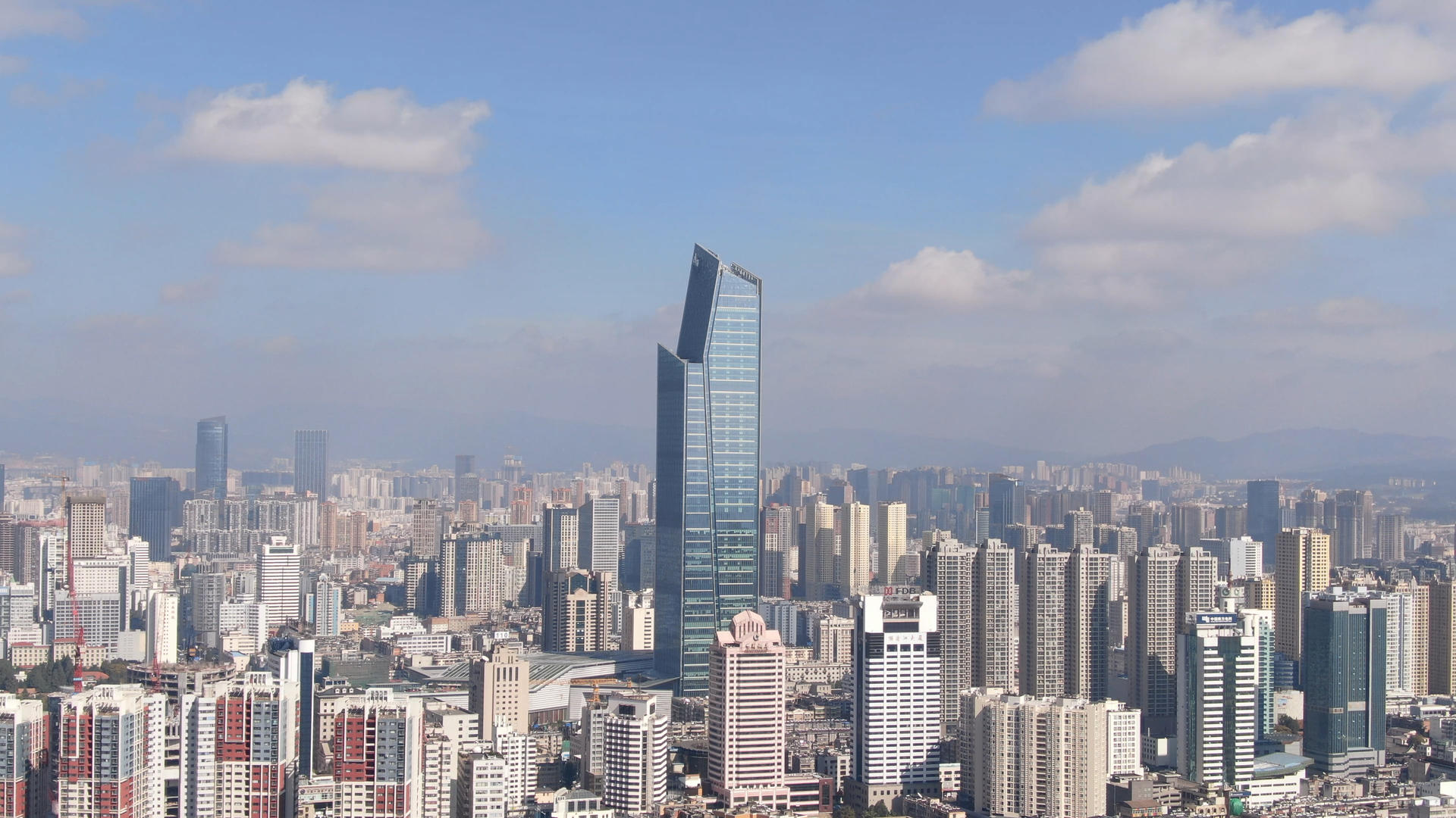 航拍云南昆明城市蓝天白云天际线视频的预览图