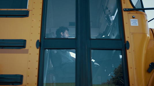 男司机独自坐在校车车厢里视频的预览图