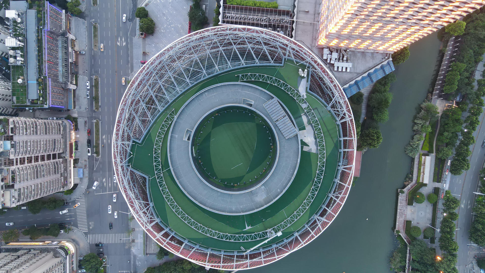 航拍风光城市旅游地标俯拍武汉万达汉秀剧场灯光素材视频的预览图