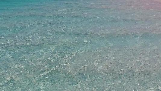 阳光明媚的豪华海洋旅游在蓝海和日出后的背景下视频的预览图