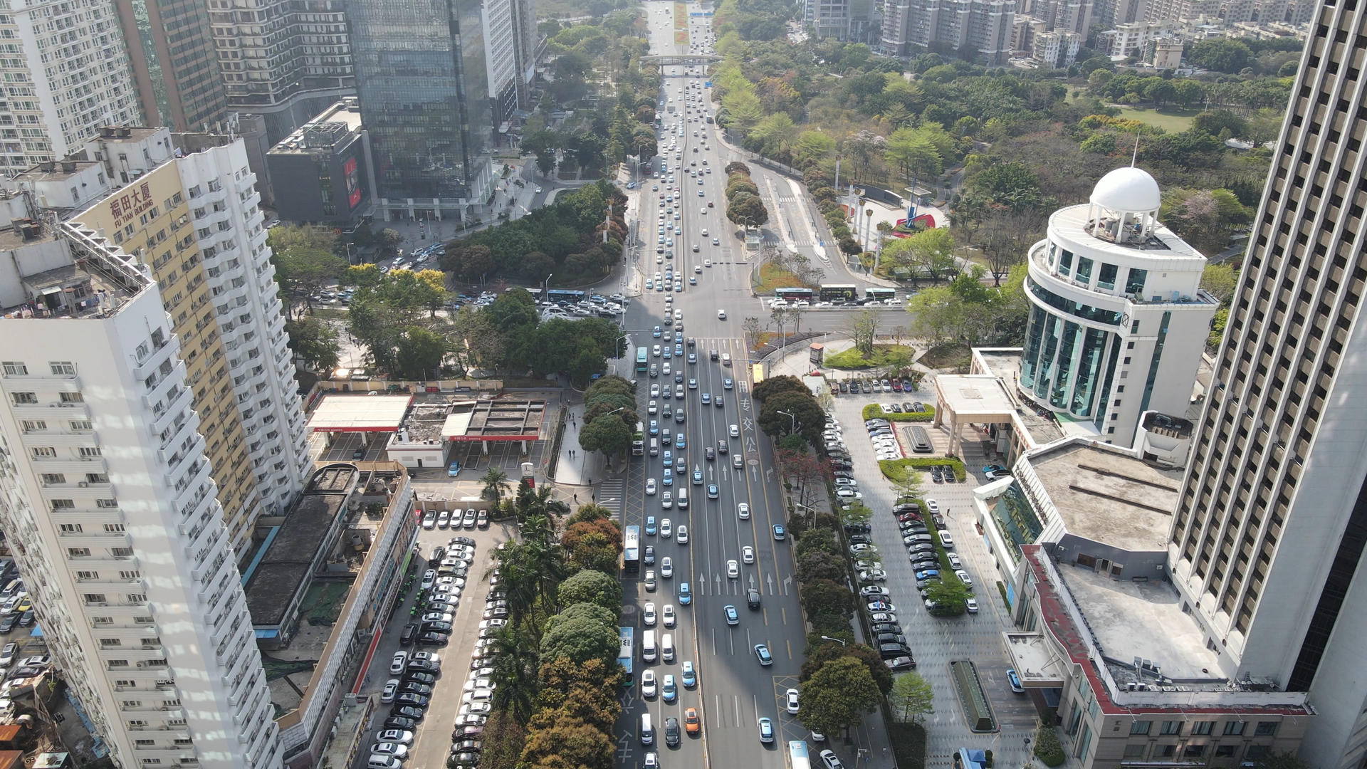 4k航拍深圳城市拥堵的交通视频的预览图