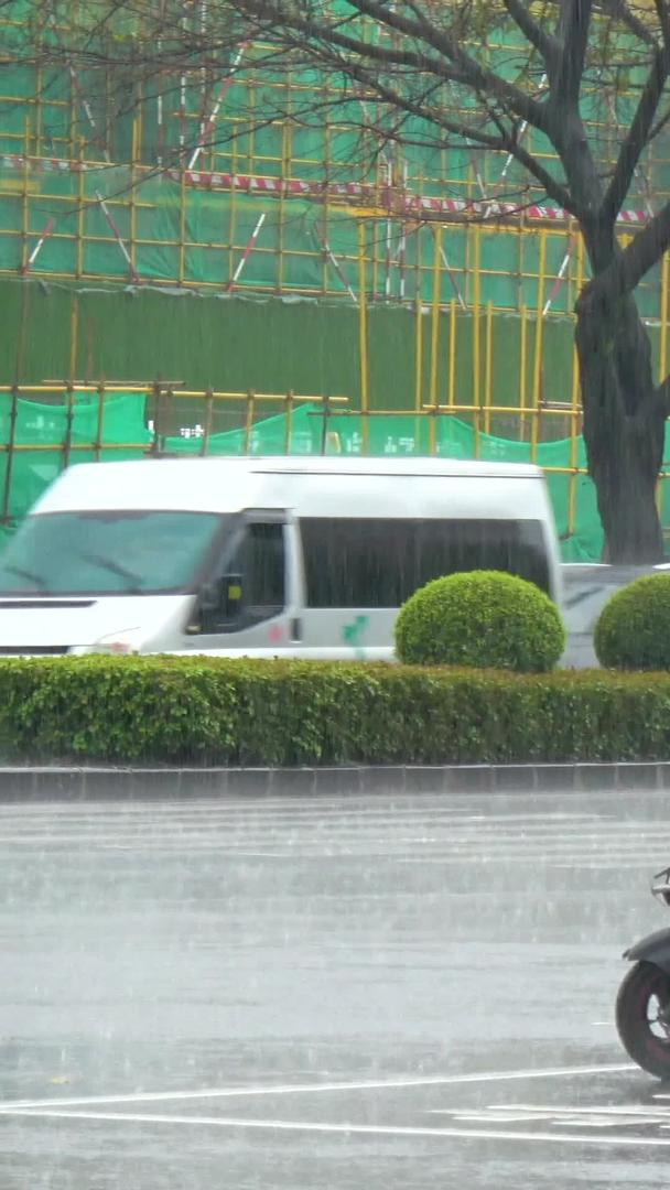 下雨天骑摩托车路口等红绿灯的人视频的预览图
