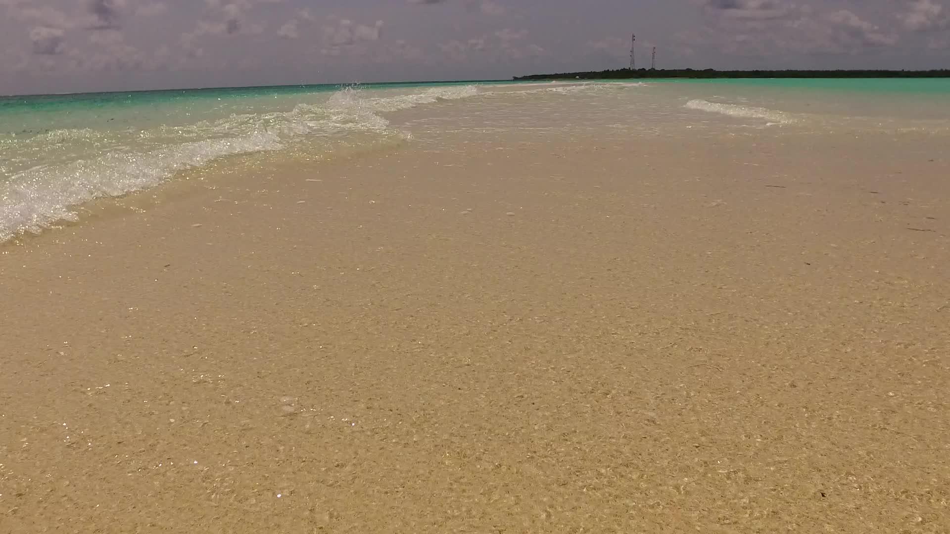 日落前有白色沙滩背景的水蓝的沙滩背景视频的预览图
