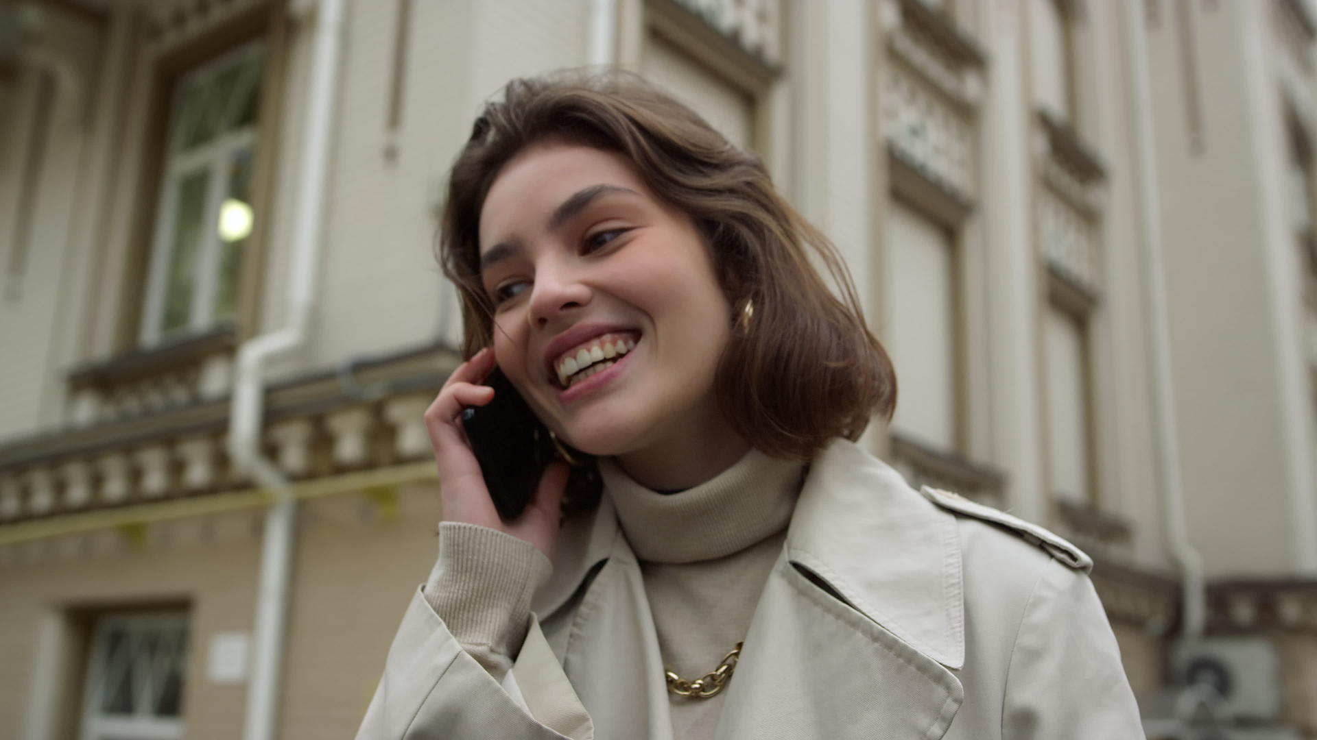 微笑的女人用手机说话视频的预览图