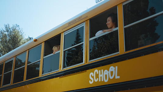早晨学生们看着公共汽车窗外的车窗视频的预览图