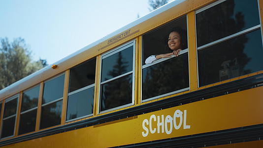 非洲裔美国女孩从校车窗外往外看视频的预览图