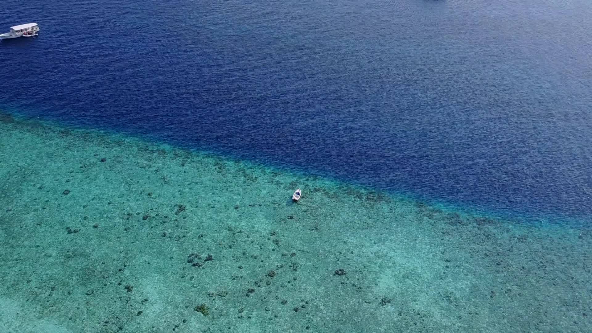 蓝水和沙巴附近的白色海滩背景视频的预览图