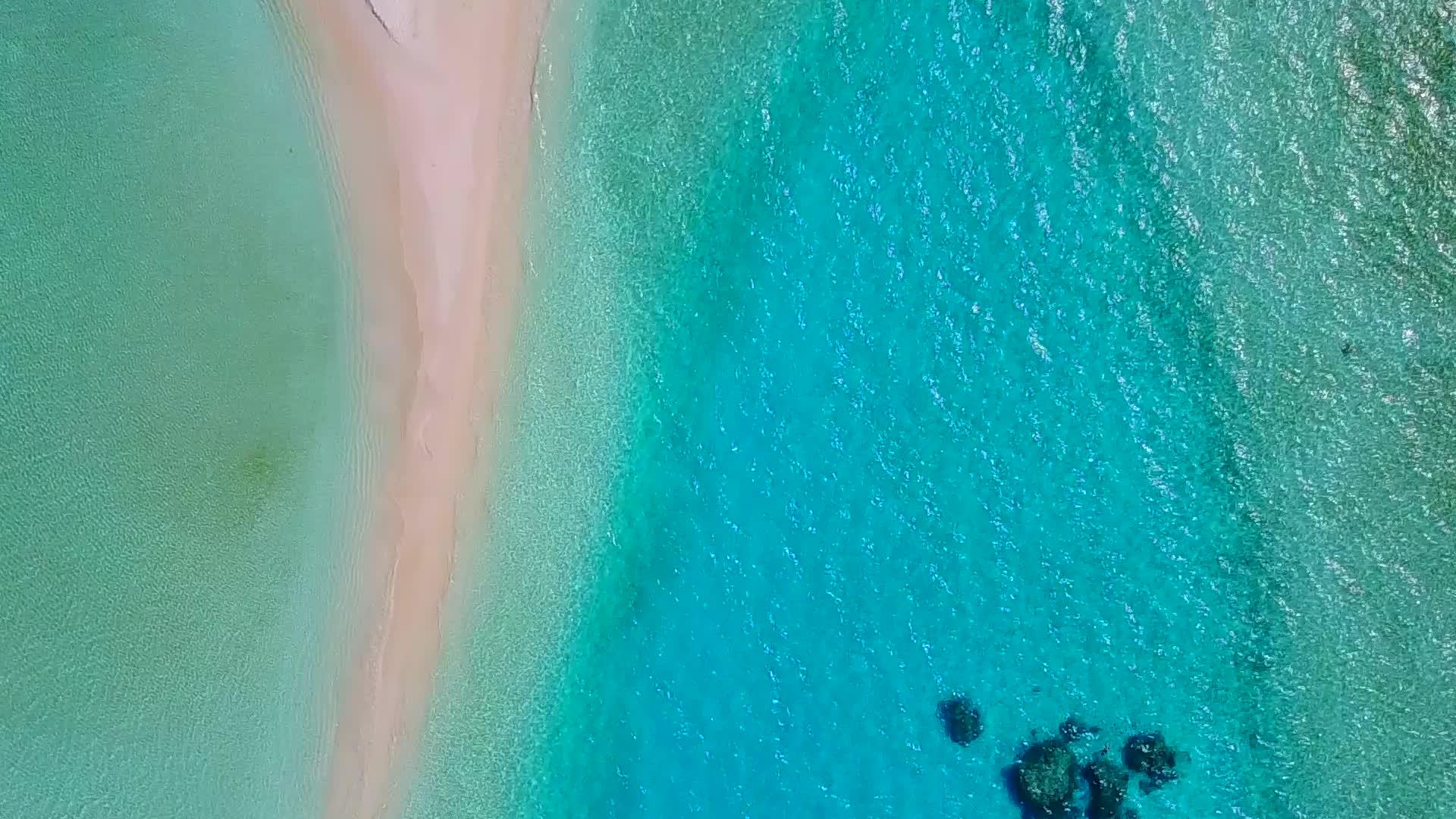 水蓝色泻湖和沙洲附近白色海滩背景的海岸海滩度假视频的预览图