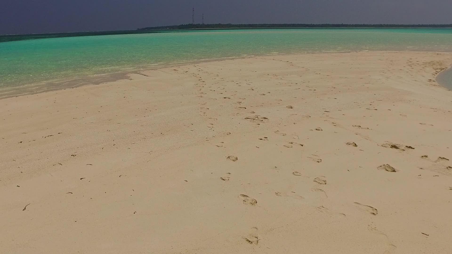 沙洲附近白沙背景的水蓝色海水打破了异国情调的海景海滩视频的预览图