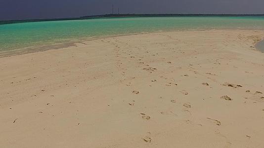沙洲附近白沙背景的水蓝色海水打破了异国情调的海景海滩视频的预览图