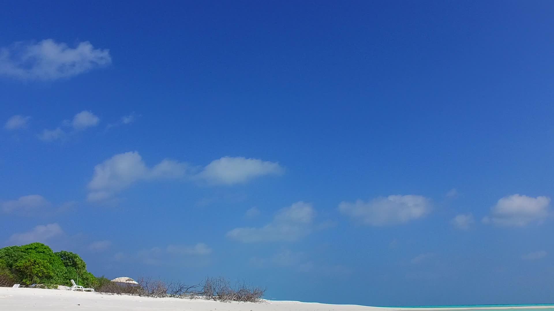 度假村附近的白沙背景透明海洋透明视频的预览图