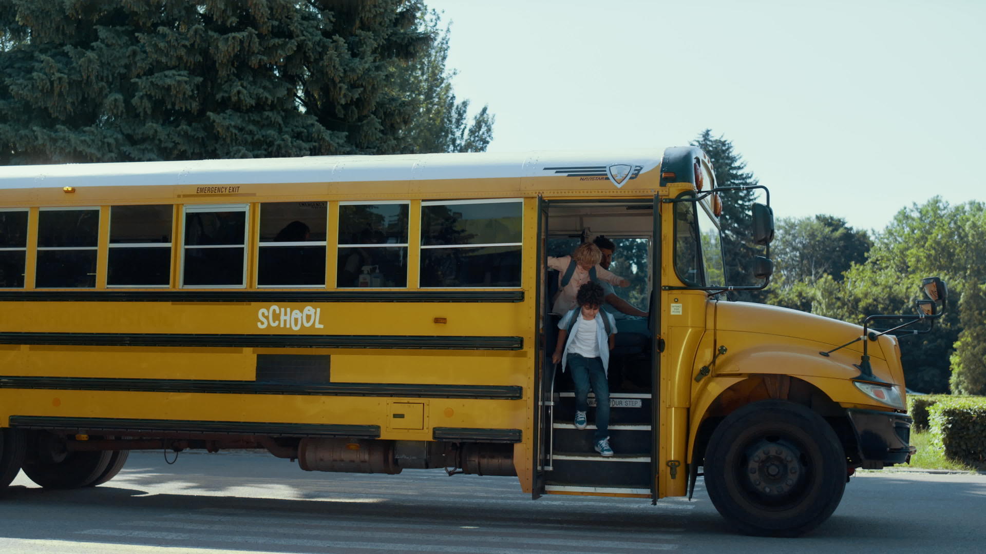 学生们微笑着离开黄色校车视频的预览图