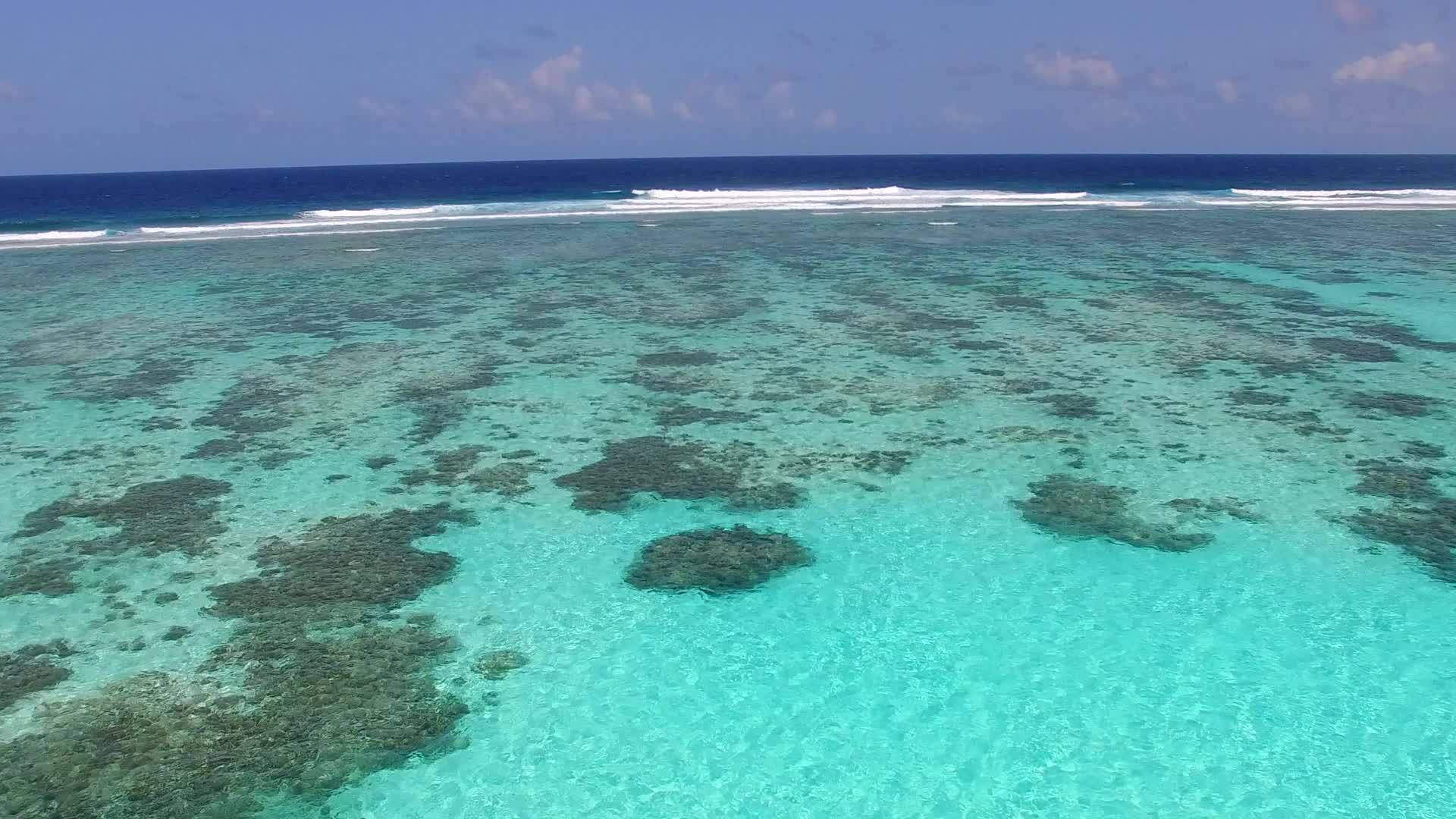 海蓝海洋和沙洲附近干净的海滩背景海洋海岸海滩旅游视频的预览图