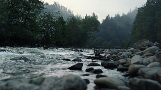 喀尔巴阡山脉的山河视频的预览图