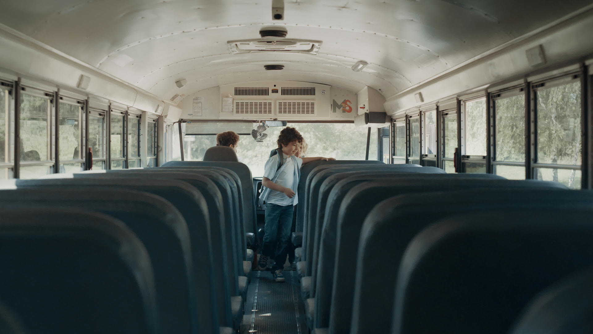 多民族学生在校车上寄宿视频的预览图