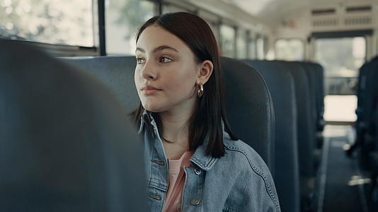 十几岁的女孩独自坐在校车上视频的预览图