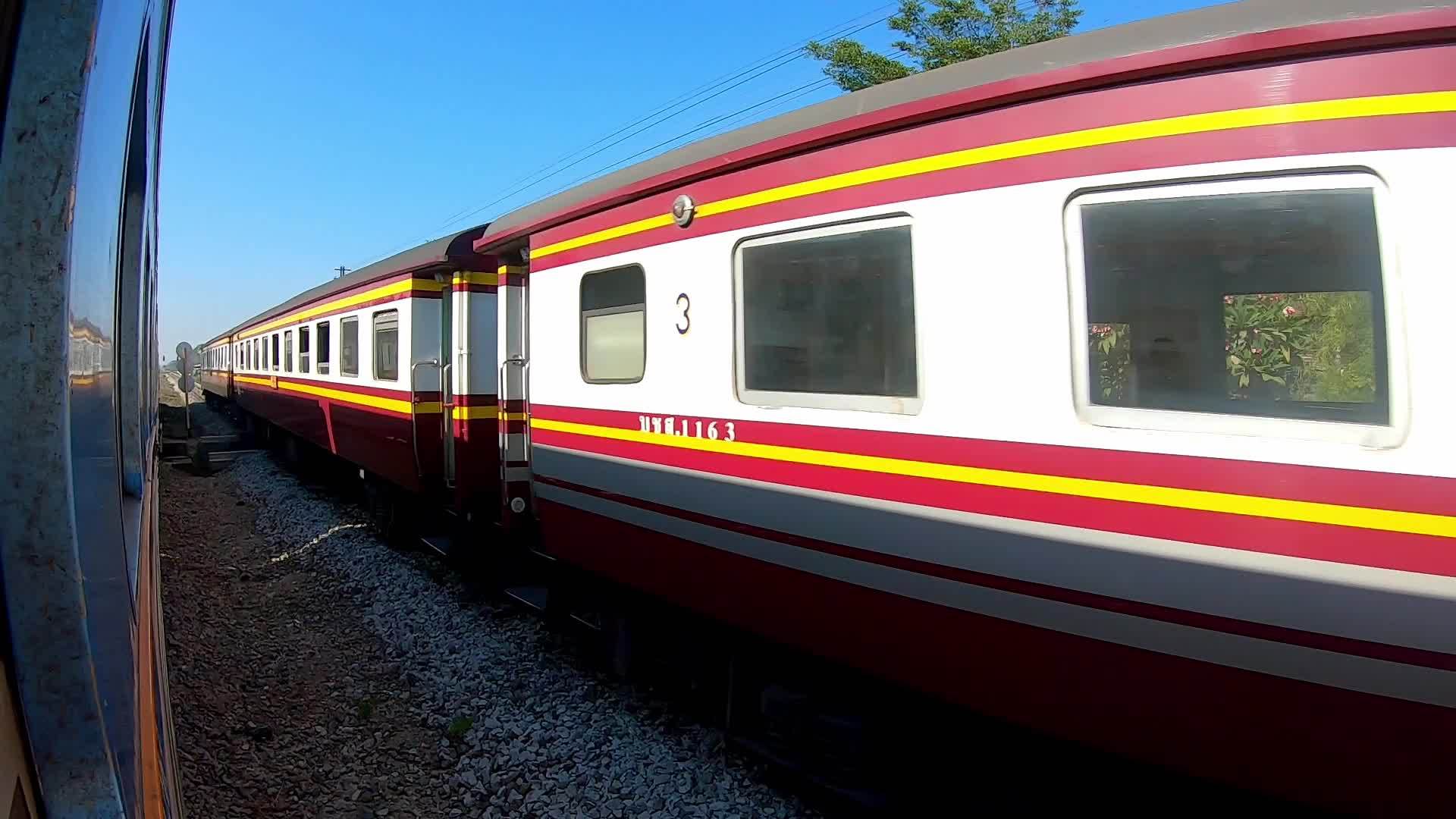 泰国的火车PrachuapKhirikhan火车站视频的预览图