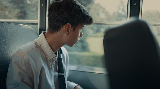 印度青少年坐在公共汽车上近距离俯视视频的预览图
