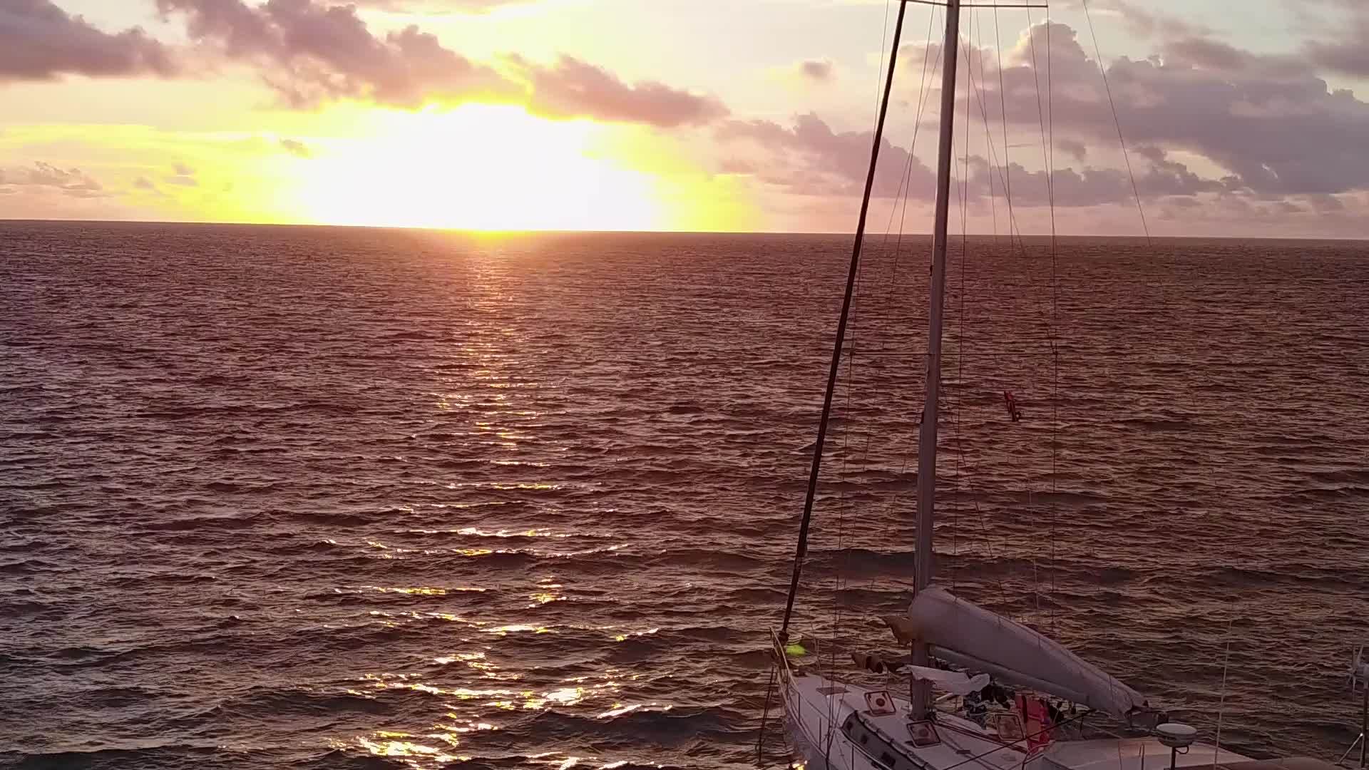 以蓝水和白色沙滩为背景在沙巴附近的白色沙滩上航行视频的预览图