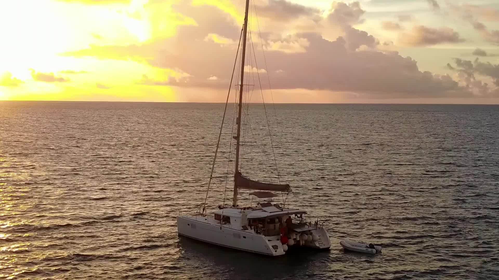 阳光明媚的天堂环礁湖海滩假日全景视频的预览图