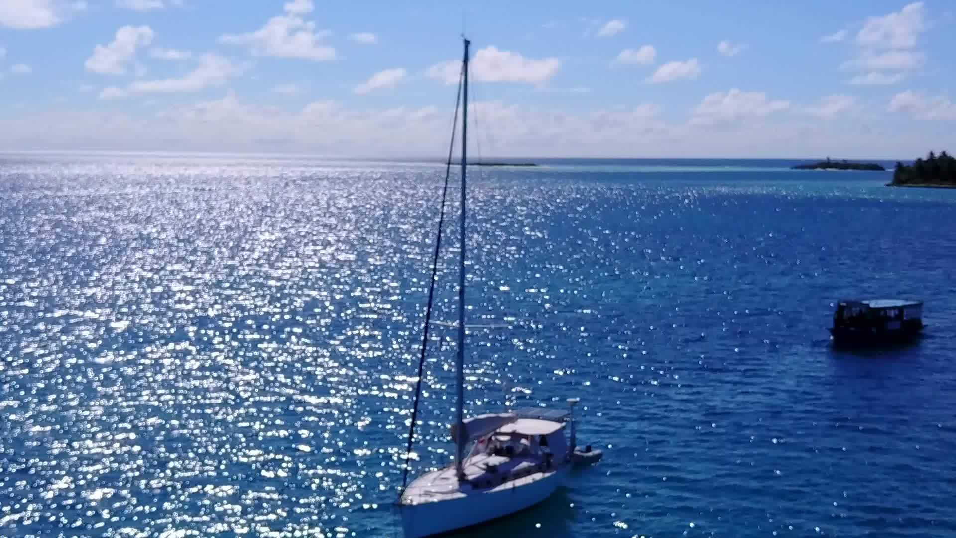 蓝色环礁湖的白色沙子背景打破了奇怪的海岸视频的预览图