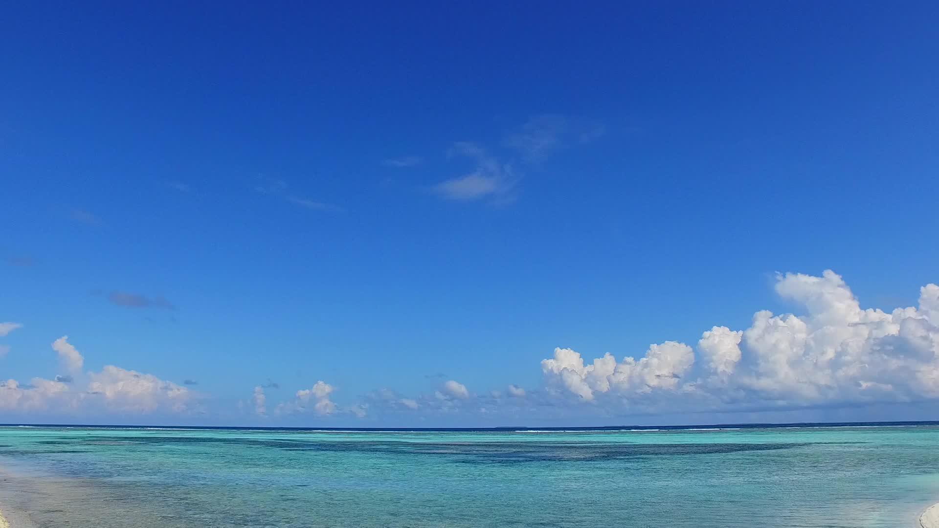 度假村附近有一个白色的海滩背景蓝色的海岸线海滩度假视频的预览图