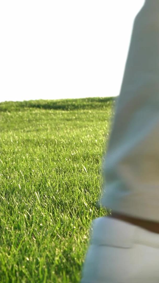 高尔夫特写在草坪上视频的预览图