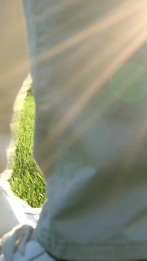 高尔夫特写在草坪上视频的预览图