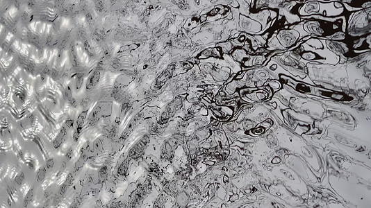 在水坑中风的抽象反射是迷人的水的反射面是微波水视频的预览图