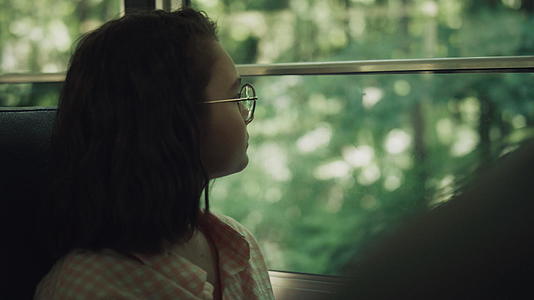 学校女孩独自坐在公共汽车上视频的预览图