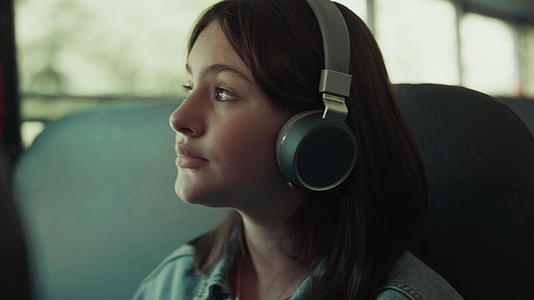 女孩戴着耳机青少年旅游巴士视频的预览图