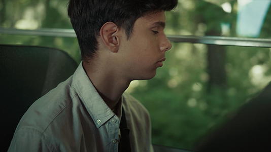 印度男孩独自坐在校车上视频的预览图