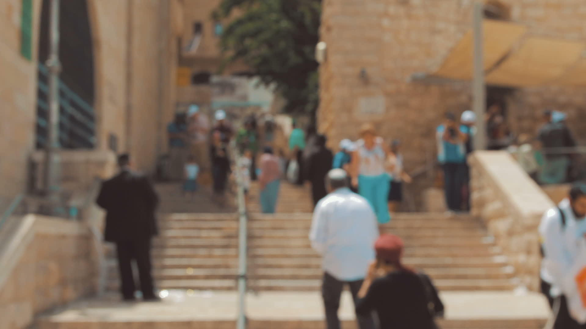 在古老城市JerusalemIsrael街上行走的视频的预览图