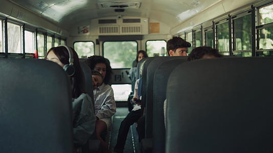 不同的学生坐在校车上视频的预览图