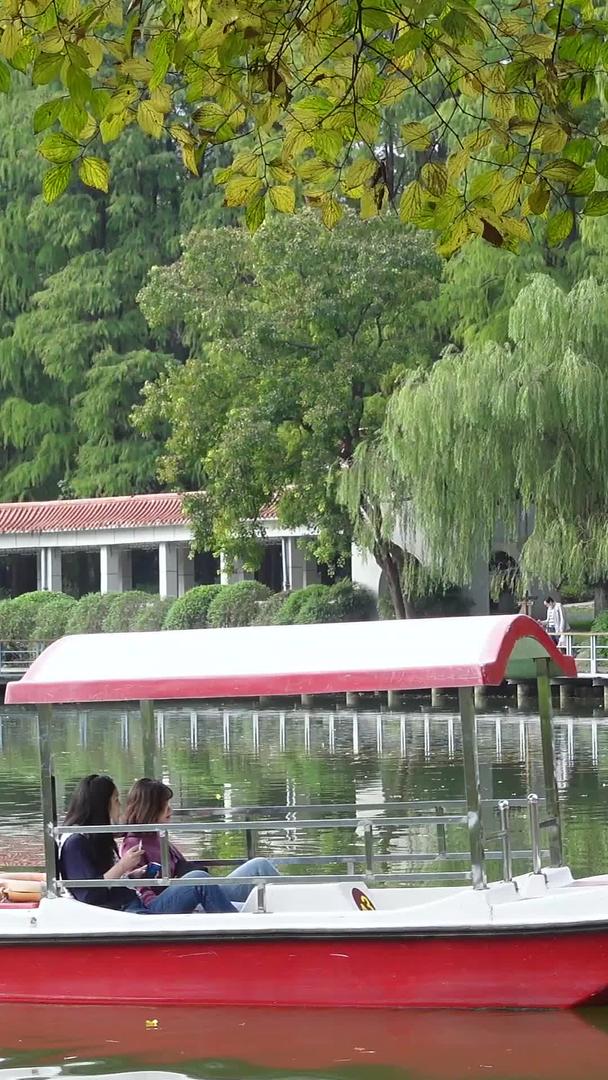 城市公园人工湖划船休闲娱乐旅游素材视频的预览图