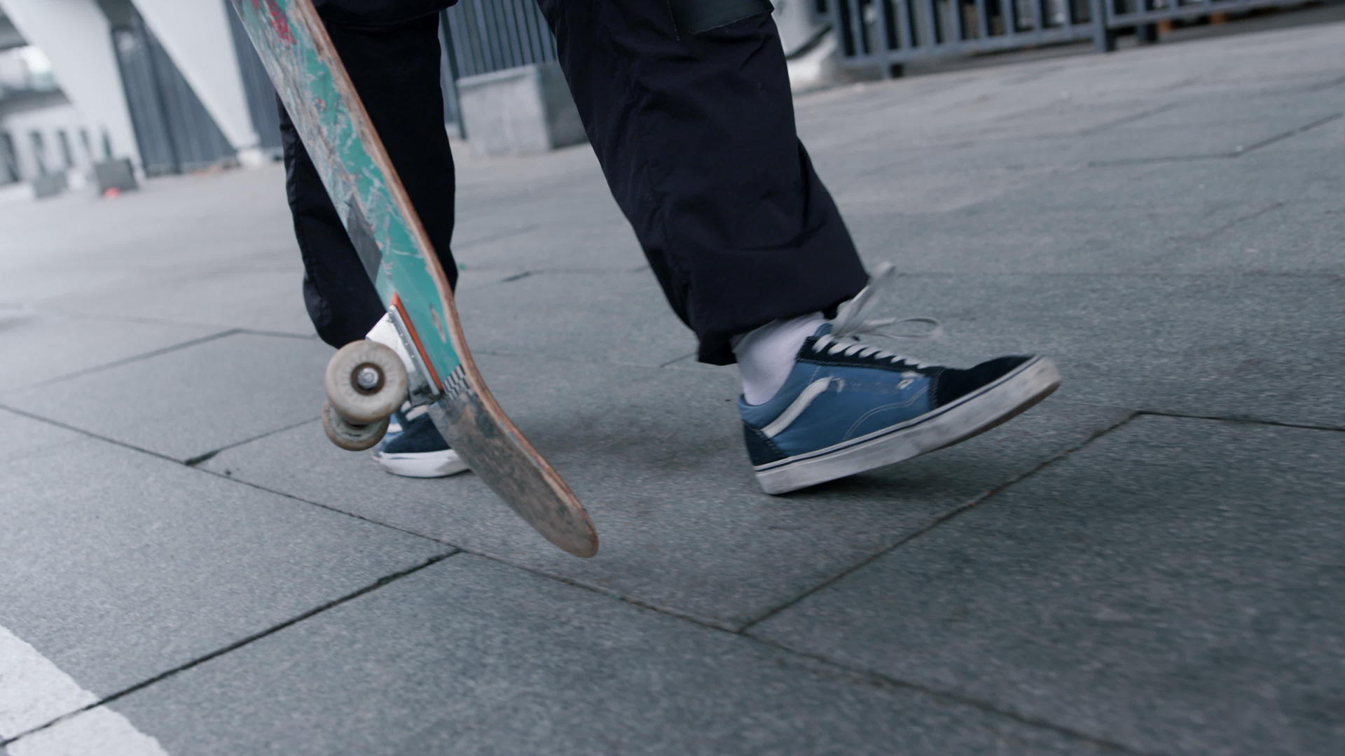 脚踩运动鞋的人在街上行走视频的预览图