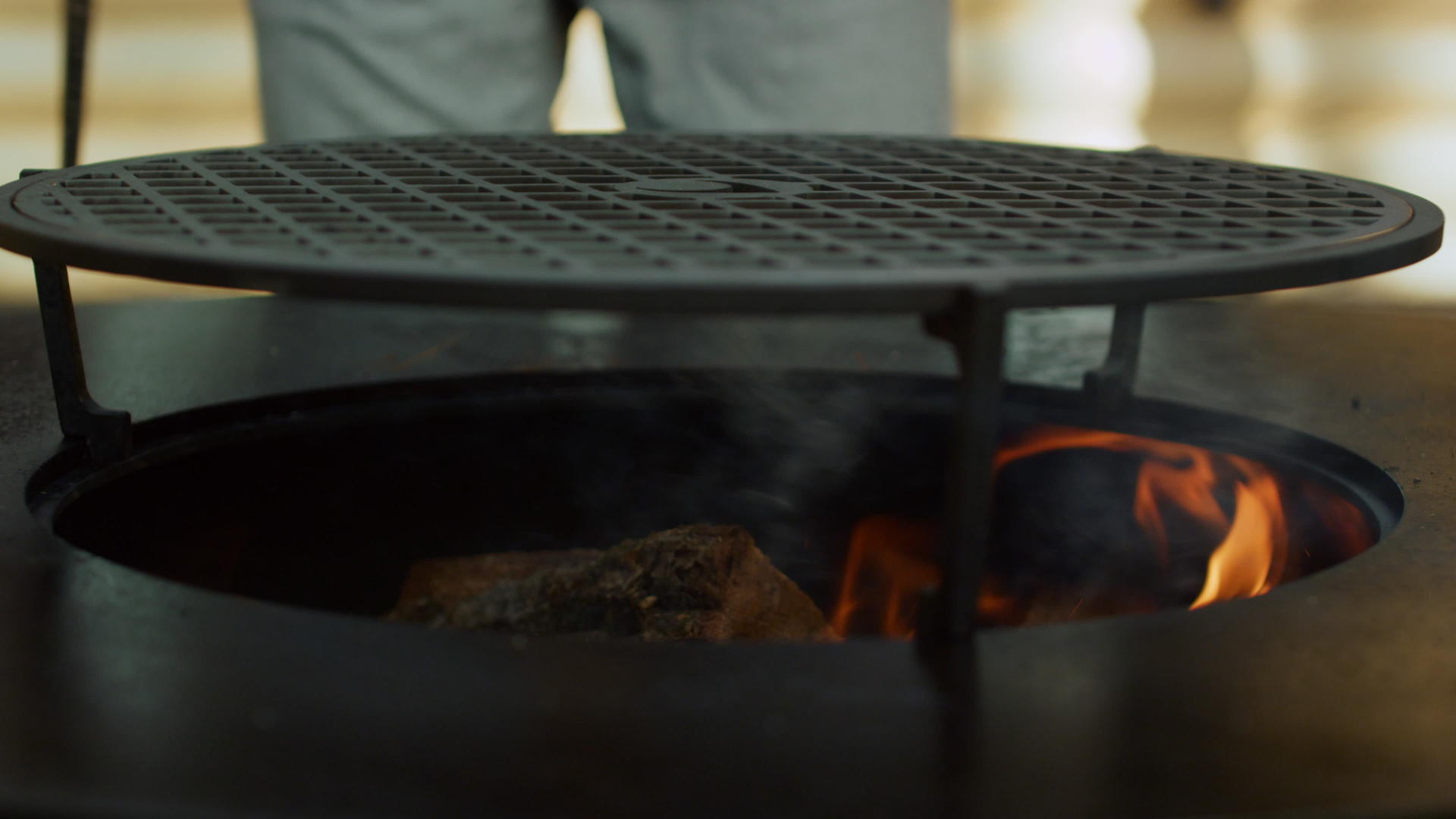 把木头放在室外的壁炉里取暖烧烤视频的预览图