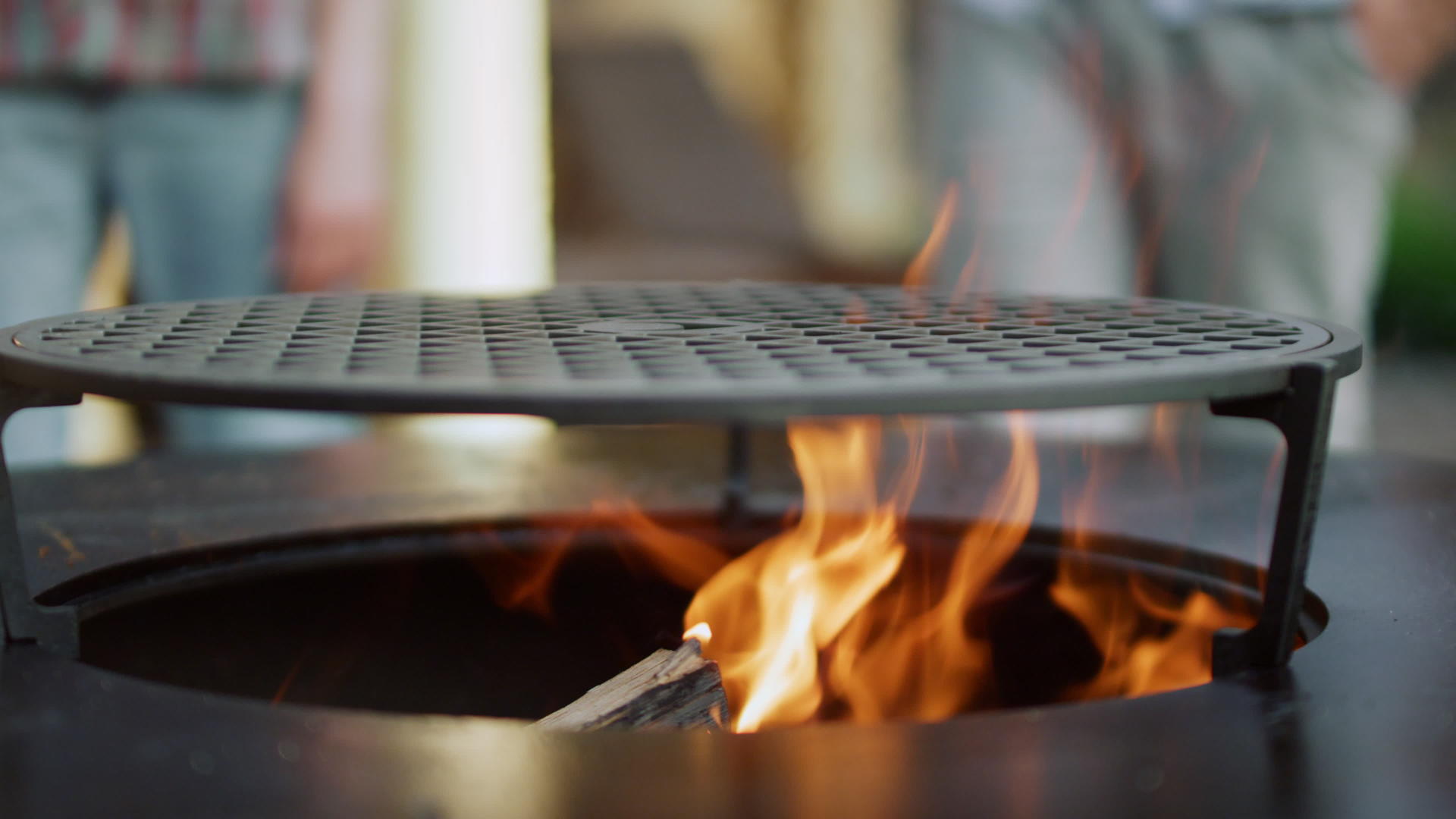 用木柴在炉子里生火烧烤视频的预览图