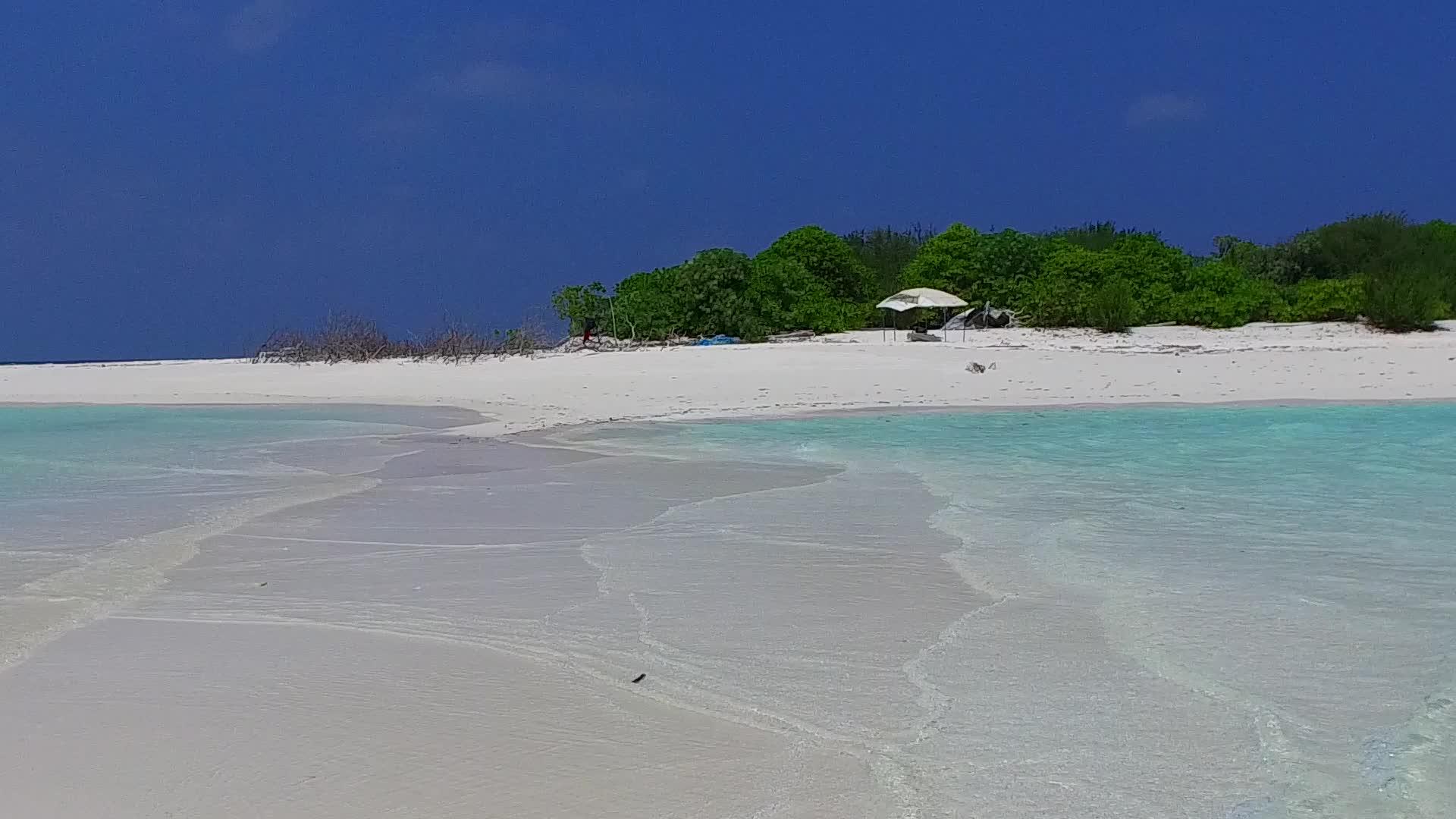 沿海海滩在珊瑚礁附近有一个白色的白色沙滩有一个蓝的宽角天空视频的预览图