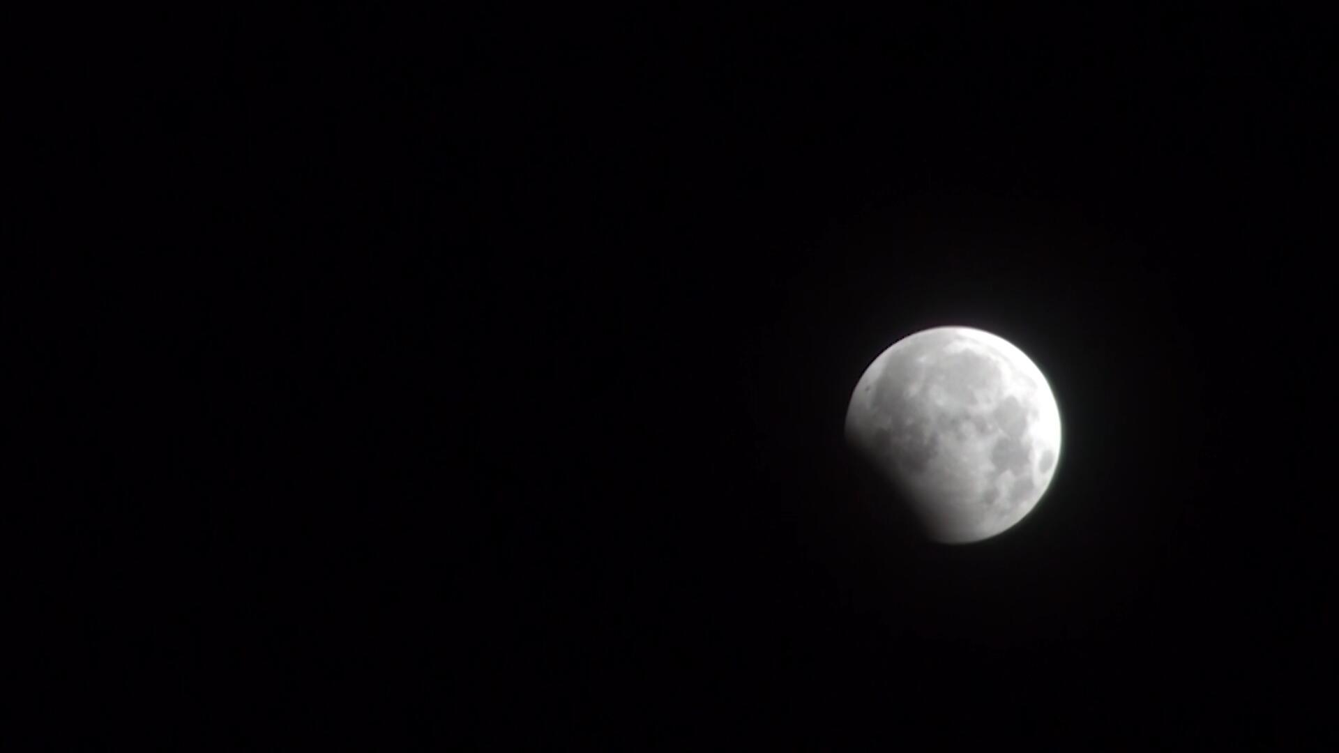 月亮穿过乌云逐渐升起视频的预览图
