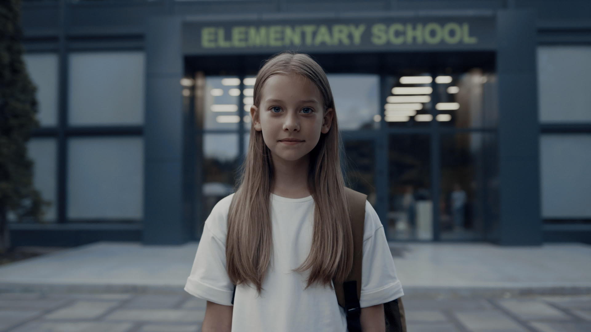 一个可爱害羞的女孩独自站在学校门口视频的预览图