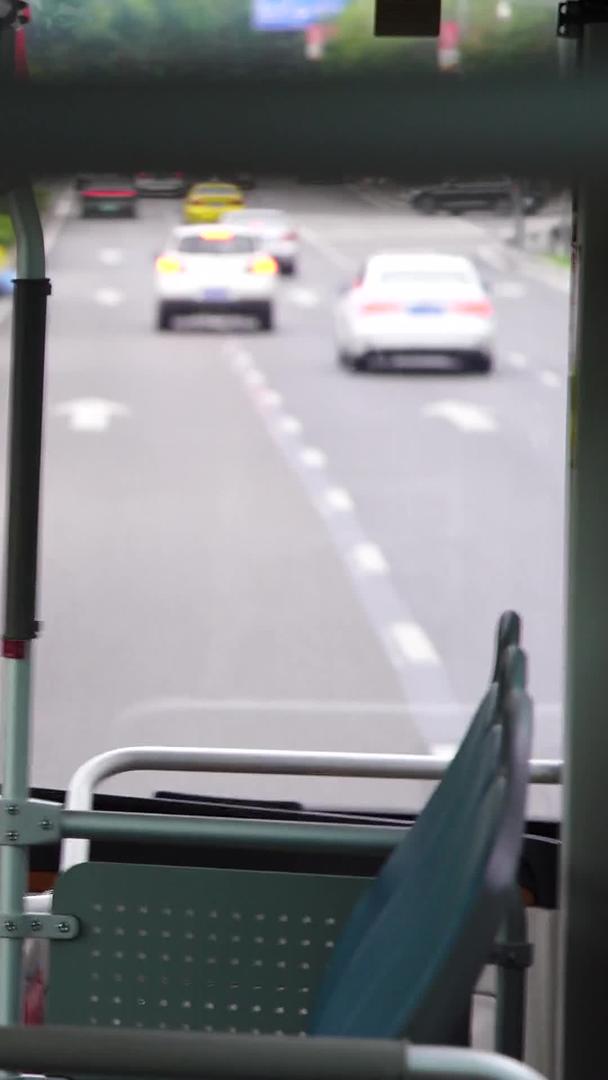 城市公共汽车的第一视角视频的预览图