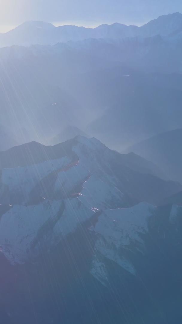 冰冻雪山地貌的航拍视频的预览图