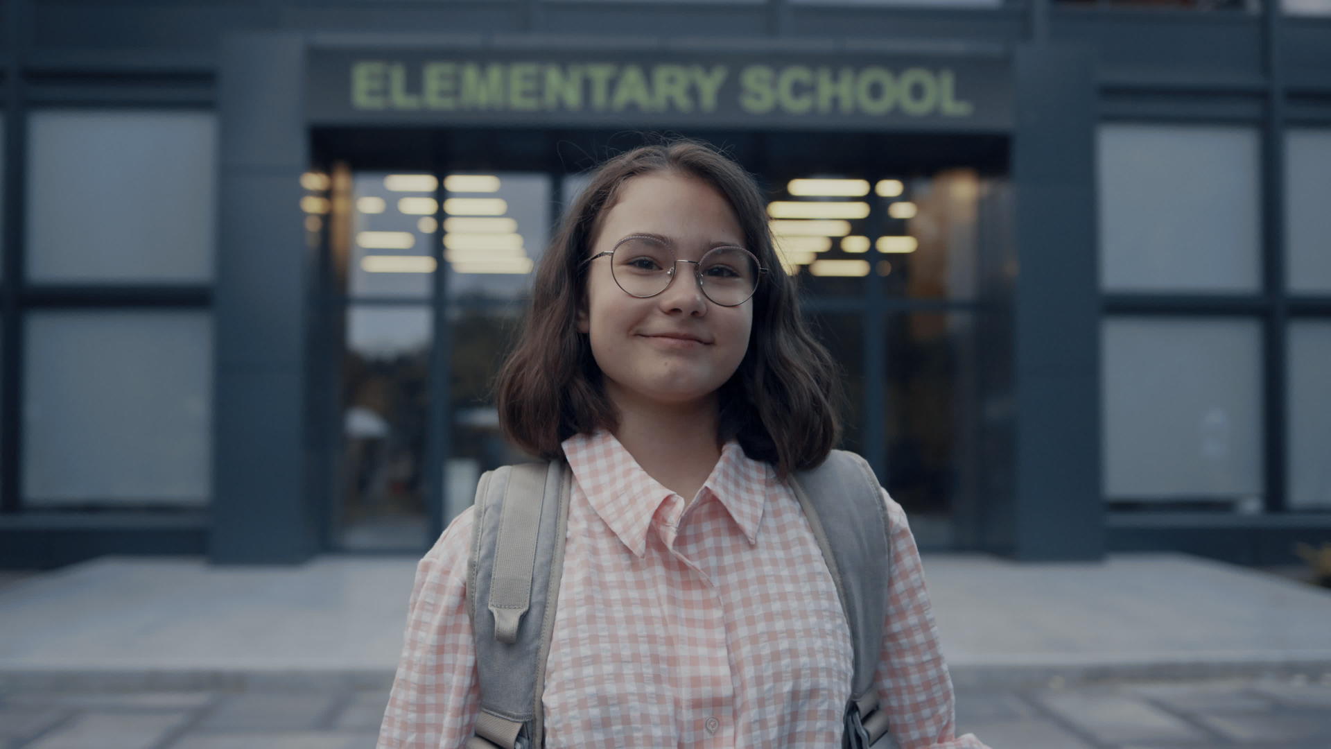 女孩站在学校门口肖像微笑视频的预览图