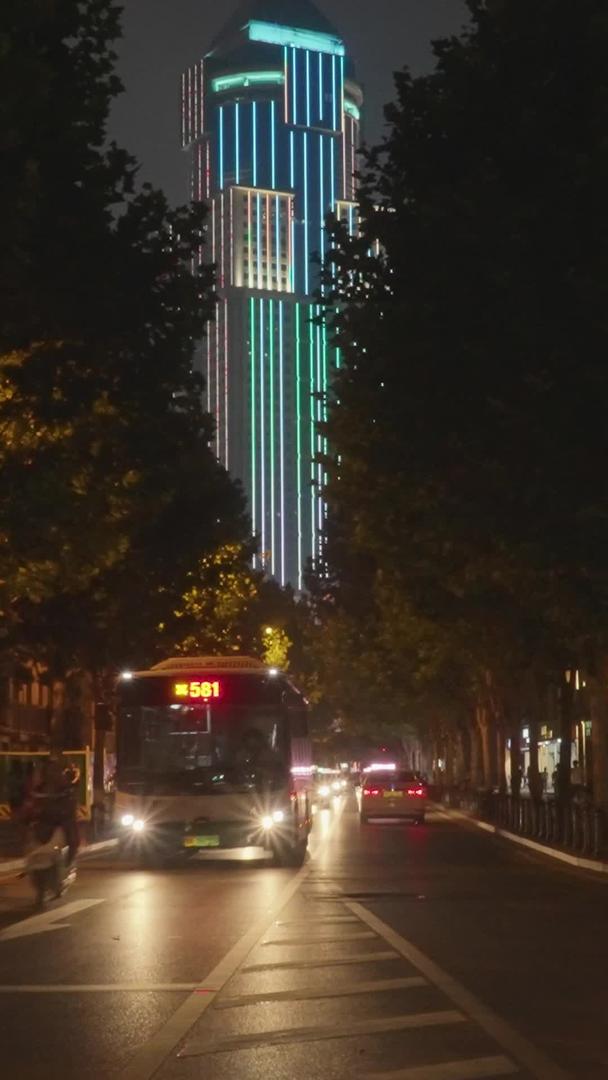 城市夜景道路灯光交通车流行人街景素材视频的预览图