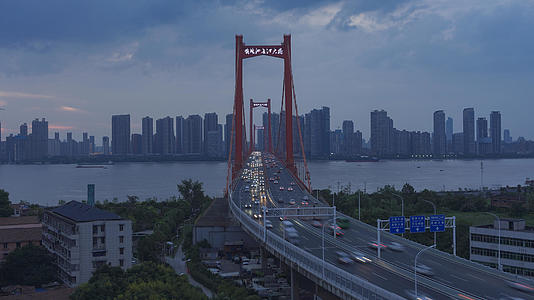 延时摄影城市日转夜地标建筑武汉鹦鹉洲长江大桥交通道路车流夜景4k素材视频的预览图