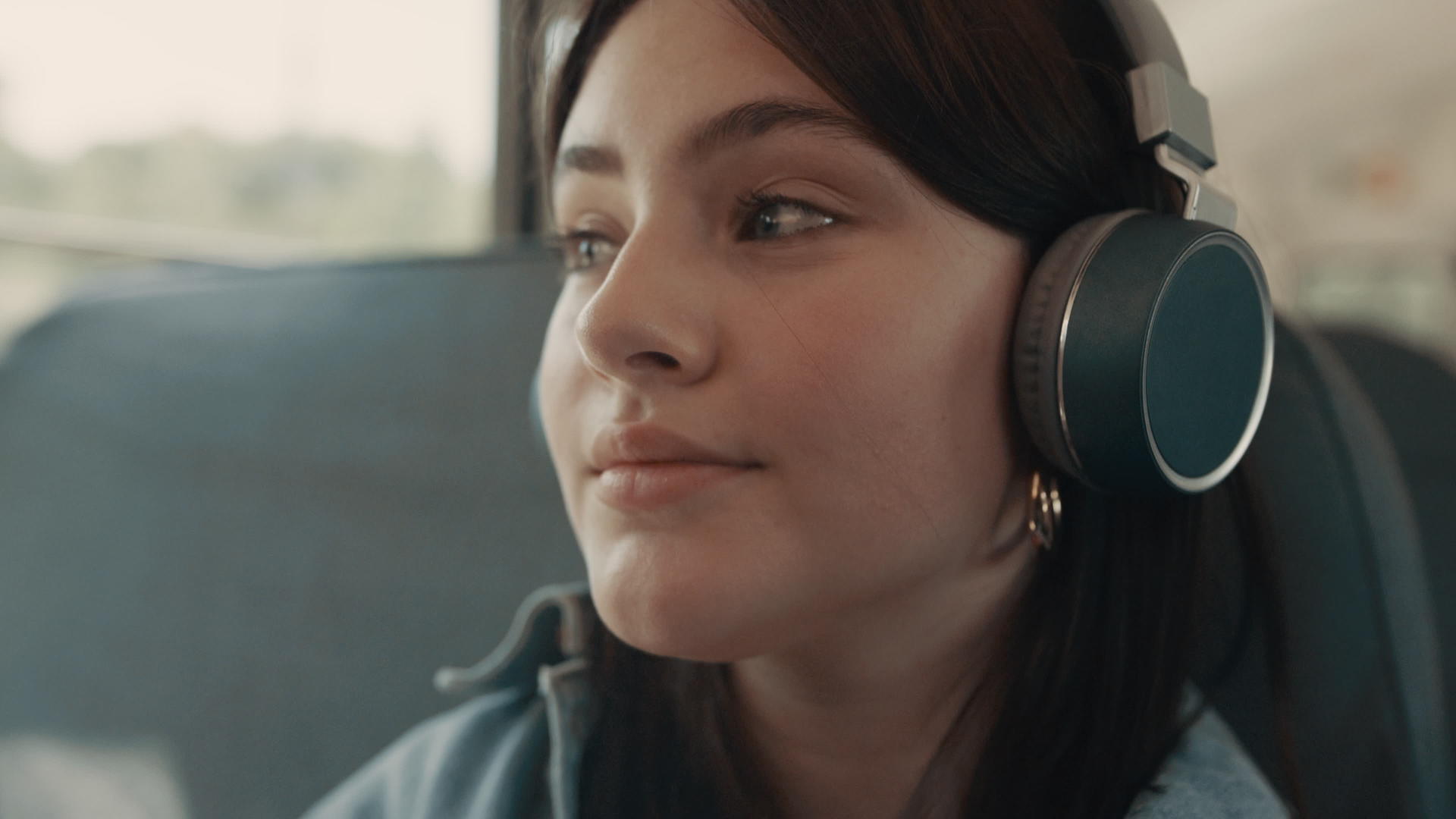 梦幻般的女孩脸上戴着耳机听音乐特写视频的预览图