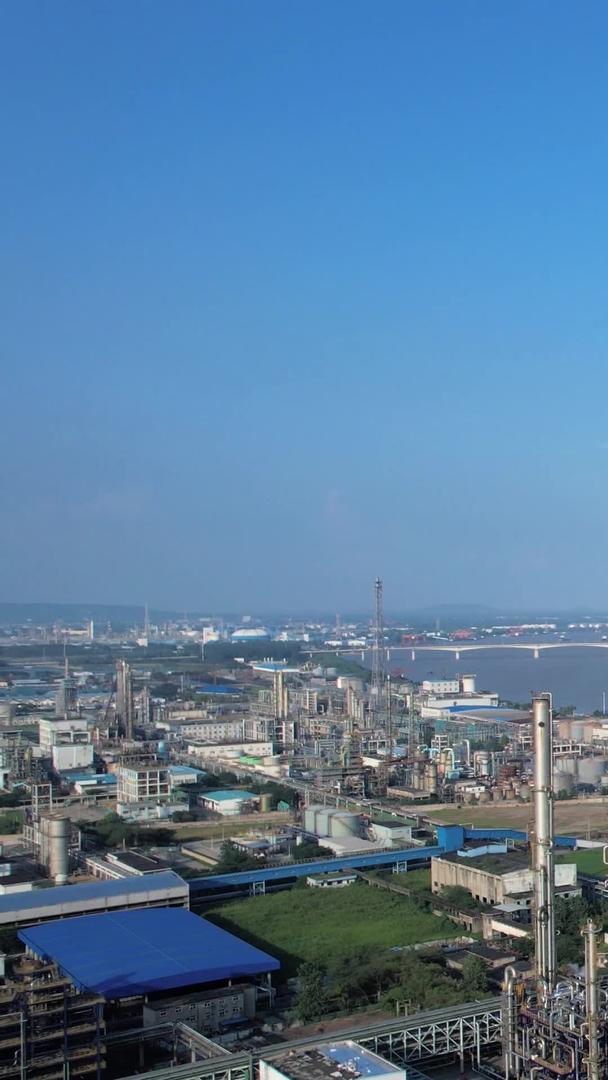 航拍化工厂烟囱污染排放视频的预览图