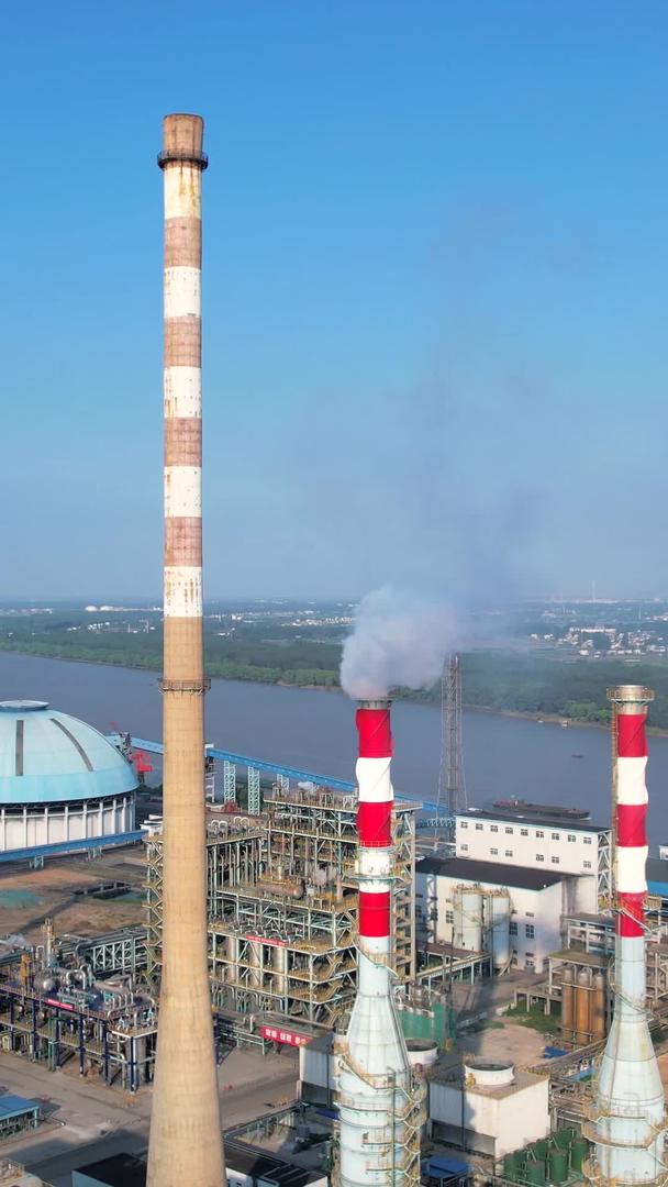航拍化工厂烟囱污染排放视频的预览图